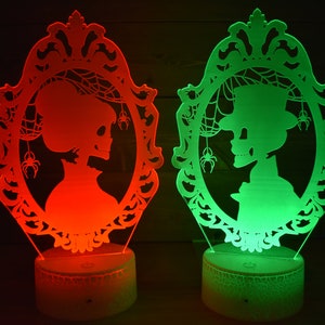Para szkieletów ubrana na Halloween. Lampa LED z 16 kolorami i bateriami w zestawie.