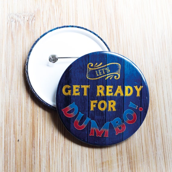 Disney Michael Buffer 38//55//77mm Let/'s Get Ready For Dumbo Pin Button Badge