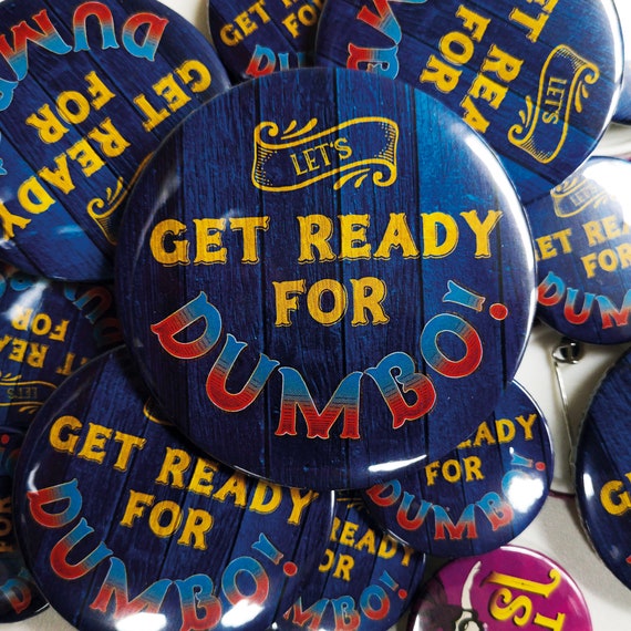 Disney Michael Buffer 38//55//77mm Let/'s Get Ready For Dumbo Pin Button Badge