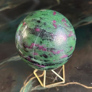 Robijn in zoisietbol // 640 g // Gepolijste natuurlijke edelsteen // Hart- en wortelchakra // Reikigenezing // UV-reactief