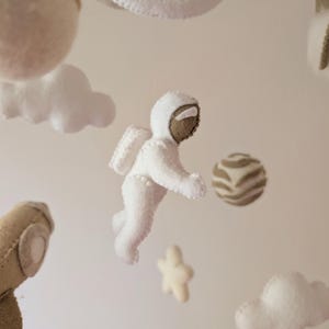 Op de afbeelding: Een set van drie keramische mokken met een gespikkelde, matte afwerking. De mokken zijn in crème, lichtgrijs en donkergrijs. Elke mok heeft een eenvoudig, minimalistisch ontwerp en een afgeronde handgreep.