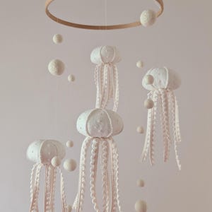 Mobile pour bébé océan neutre, chambre d&#39;enfant sur le thème de la mer, mobile pour bébé avec méduses, mobile pour berceau de pieuvre, mobile pour berceau de dauphin, cadeau de vie marine, cadeau de bébé