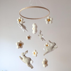 Bunny mobile, crib mobile with daisies, daisy themed nursery mobile, minimalistic baby mobile, needle felted cot mobile, mobile with bunnies