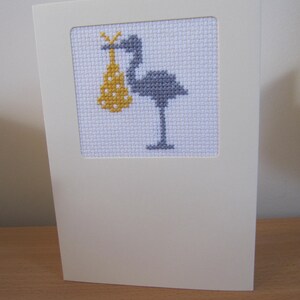 Cross Stitched kaart - Ooievaar die baby levert