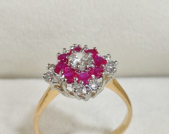 Anello cocktail in oro 14 carati con rubino simulato e anello anniversario con diamanti a grappolo.