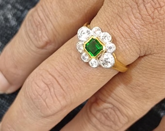 Anello placcato in oro giallo 14 carati con pavé di diamanti e smeraldo verde da 1 carato.