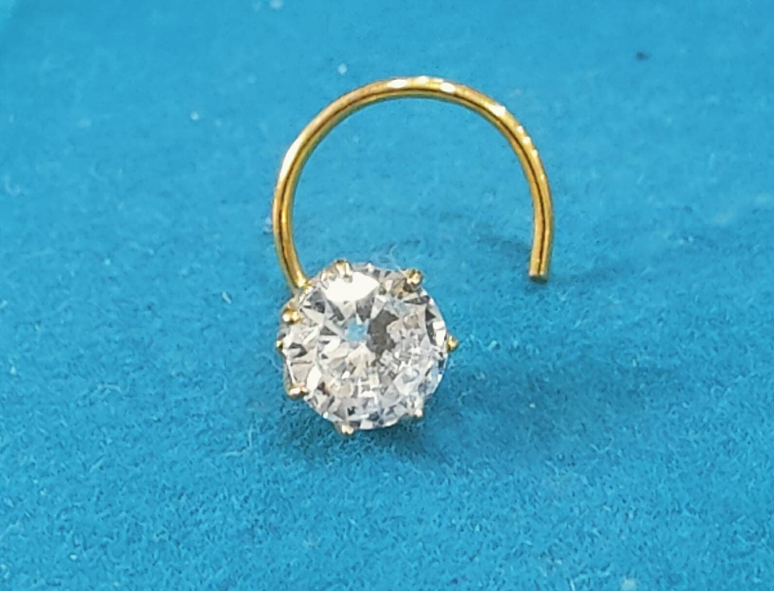 Real Diamonds Triangle Diamond Nose Pin, Weight: 1.50 Gms at Rs