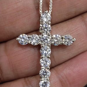 Collar con colgante de cruz de diamantes simulados de 2,50 ct, acabado en oro blanco de 14 k