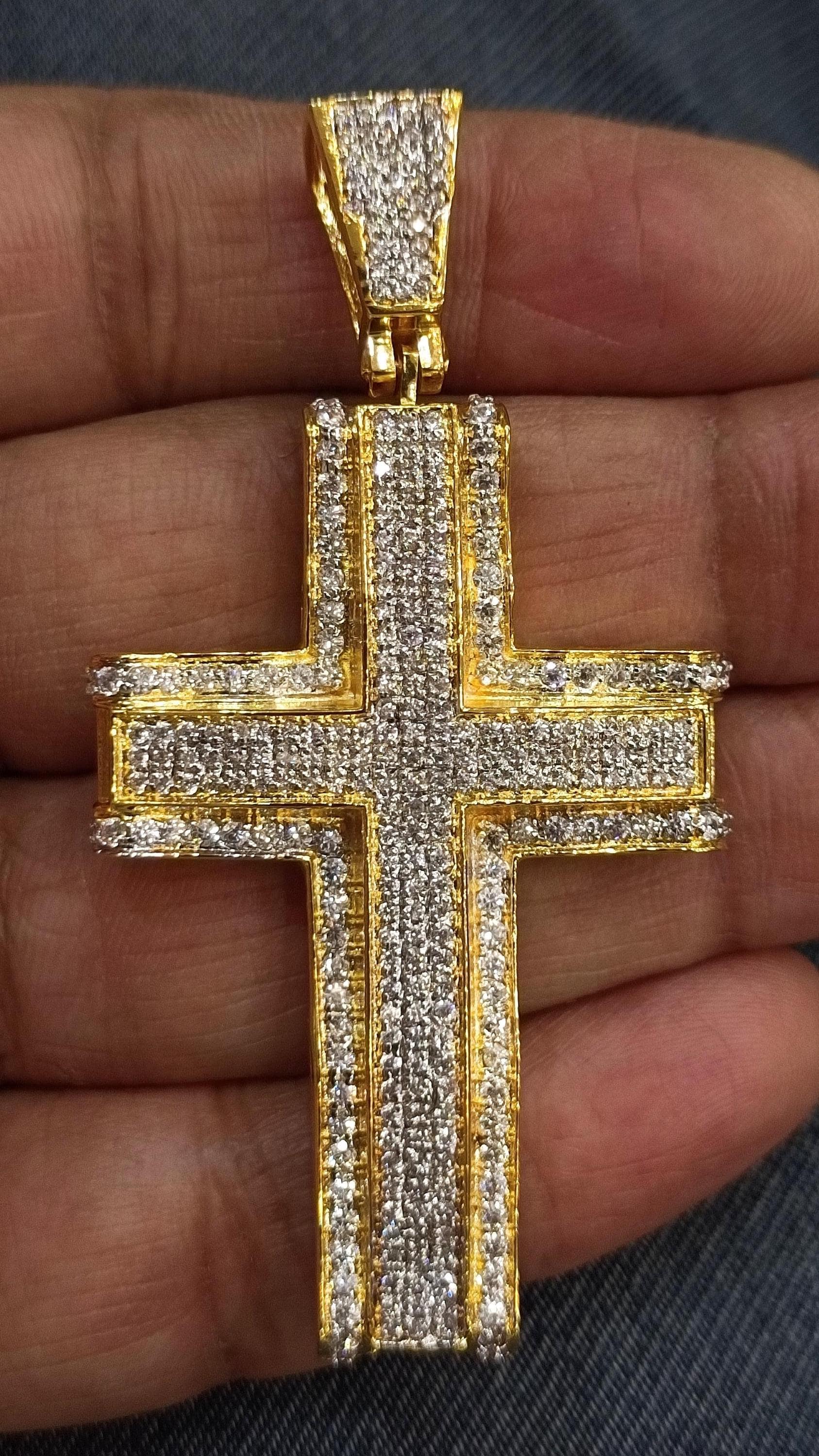 Ciondolo a croce incisa in oro giallo 14 carati Art Déco, piccolo, grazioso, retrò, classico, semplice e di lusso - Italia