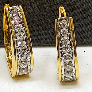 Boucles d'oreilles cerclées de diamants VVS1/D de 2,50 carats, en or jaune 18 carats.