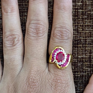 Anello da cocktail con rubino simulato e finitura in oro giallo 14 carati: argento sterling