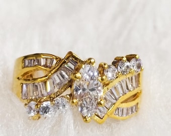 Anello di fidanzamento con grappolo di diamanti a taglio marquise da 2,10 ct placcato in oro giallo 14 carati