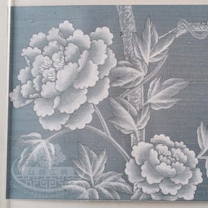 CAMPIONE IN MAGAZZINO per G-008 Fragrance Garden Chinoiserie Carta da parati dipinta a mano in colore bianco monocromatico su seta slub oro/argento/blu