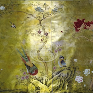 Puede incluir: Panel decorativo con fondo de pan de oro que presenta una pintura detallada de aves, flores y árboles. La obra de arte incluye un faisán, un pájaro pequeño y varios elementos florales en tonos rojos, blancos y rosas.