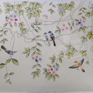 Può includere: Una carta da parati beige con un designo floreale e di uccelli. La carta da parati presenta fiori rosa, blu e verdi, nonché uccelli blu e marroni.
