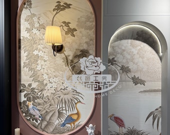 Puede incluir: Una pared rosa con dos nichos arqueados. Los nichos están decorados con papel tapiz con un diseño de pájaro y flores. El papel tapiz es beige con acentos marrones y verdes. Los nichos están enmarcados con un marco blanco. La pared está decorada con una figurita de ángel blanca y una vela.