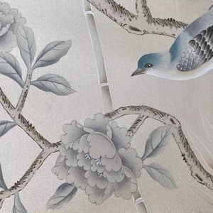 以下が含まれることがあります： 灰色と白の鳥が、灰色の花と葉のある枝にとまっている。背景は薄い灰色です。