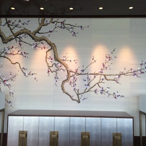 Carta da parati murale personalizzata con fiori di prugno in stile chinoiserie / Carta da parati in seta dipinta a mano e ricamata / Installazione di arte murale per hotel su seta slub CS-17