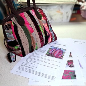 K&ouml;nnte beinhalten: Eine Patchwork-Stofftasche mit braunen Ledergriffen und einem gestreiften Design in Pink, Gr&uuml;n und Braun. Die Tasche wird mit einem gedruckten Muster zum N&auml;hen einer &auml;hnlichen Tasche geliefert.