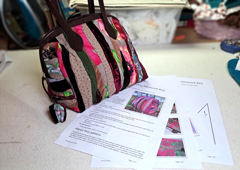 K&ouml;nnte beinhalten: Eine Patchwork-Stofftasche mit braunen Ledergriffen und einem gestreiften Design in Pink, Gr&uuml;n und Braun. Die Tasche wird mit einem gedruckten Muster zum N&auml;hen einer &auml;hnlichen Tasche geliefert.