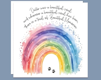 Könnte beinhalten: Ein Aquarellbild eines Regenbogens mit Pfotenabdrücken am unteren Rand. Der Text lautet "Dexter war eine schöne Seele und wo immer eine schöne Seele gewesen ist, gibt es eine Spur schöner Erinnerungen."