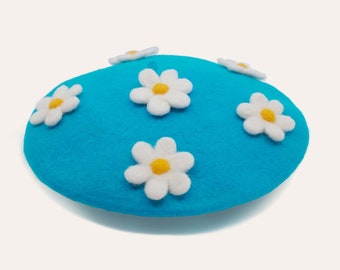 Frühling Daisy Beret - Blau - Handgemachte Pastell Wollmütze, Cottagecore Floral Französisch Winter Kopfbedeckung Accessoires, Süßes Blumen Geschenk für Frauen