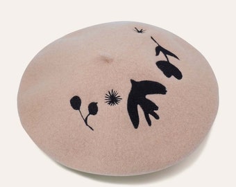 Soaring Bird Beret - Japanische Matisse Beret Mütze, Niedliche Beige Barett mit bestickter Blume & Vogel Taube, Geschenk für Sie