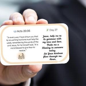 Peut inclure: Une carte rectangulaire aux coins arrondis, tenue par une personne. La carte contient du texte d'Actes 20:35 et une prière pour la générosité. La carte a un fond beige clair avec du texte noir et une petite illustration.