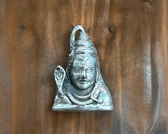 Colar com pingente de Shiva em prata de lei, feito à mão, com detalhes oxidados.