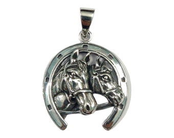Collar con colgante de caballo y herradura oxidada en plata de ley 925, joya ecuestre, amuleto de la suerte y la fuerza, regalo para él.