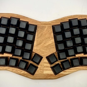 Custodia in legno di quercia realizzata a mano per tastiera Planeta - Precisione CNC, piastra interruttore in quercia integrata