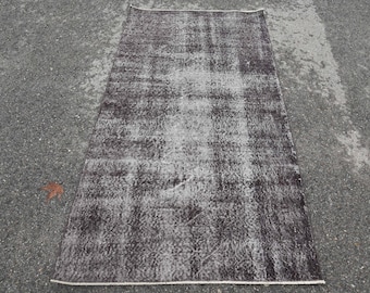 Alfombra turca vintage de 1.07 x 2.04 m, alfombra Oushak gris con lunares.
