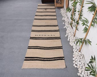 Vintage Turks tapijt, 2,1 x 9,5 ft (64 x 290 cm), Kilim tapijt, beige met zwarte planten en bomen, wollen tapijt