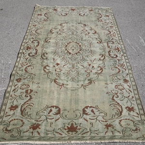 Alfombra turca vintage de 1,43 x 2,37 m, de lana lisa verde y marrón.
