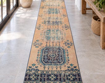 Alfombra turca vintage Sille, alfombra de pasillo con medallón naranja y azul, 2,7 x 12, alfombra vintage de lana anudada a mano para cocina o pasillo.