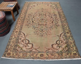 Alfombra vintage anudada a mano con medallón, Isparta Carpet, 1,43 x 2,47 m, color beige y marrón, estilo turco Oushak.