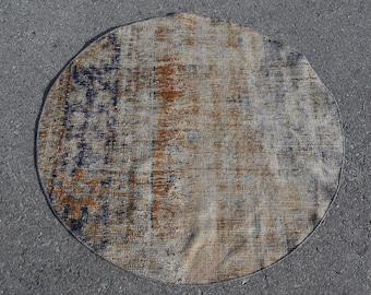 Alfombra Oushak vintage de 104 x 104 cm, alfombra turca de lana con estampado animal en tonos marrón y beige.