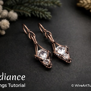 Peut inclure: Deux boucles d'oreilles en fil de cuivre, chacune ornée de pierres précieuses claires et étincelantes. Les boucles d'oreilles ont une forme de goutte d'eau et sont présentées sur un fond sombre. Le texte "Radiance Earrings Tutorial" est visible.