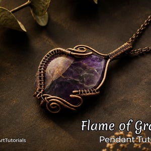 Pode incluir: Um pingente artesanal com uma pedra preciosa roxa, envolta em fio de cobre. O pingente é suspenso por uma corrente de cobre. A imagem inclui o texto "Flame of Grace Pendant Tutorial" e o aviso de direitos autorais da WireArtTutorials.