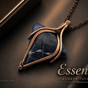Könnte beinhalten: Ein dreieckiger, dunkelblauer Sodalith-Anhänger in einer Fassung aus Kupferdraht, der an einer passenden Kupferkette hängt. Der Text "Essence Pendant Tutorial" und "©WireArtTutorials" ist im unteren Bereich des Bildes zu sehen.