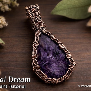 Può includere: Un ciondolo fatto a mano con una pietra viola scuro a forma di goccia, racchiusa in un filo color rame finemente intrecciato. Il ciondolo è etichettato "Royal Dream Pendant Tutorial".