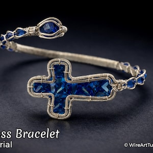 Peut inclure: Bracelet en fil d'argent avec un motif de croix orné de pierres bleues. Les extrémités du bracelet sont également ornées de pierres bleues. Le texte "Cross Bracelet Tutorial" est visible.