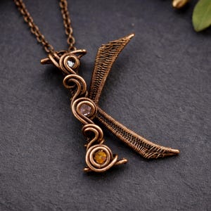 Tutorial de arte em arame para pingente com a letra K, padrão de tecelagem, joias DIY, confecção de joias com cristais, tecelagem, tutoriais de arte em arame imagem 2