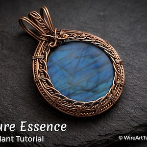 Può includere: Un ciondolo in filo di rame con una pietra blu rotonda al centro. Il ciondolo presenta un design intrecciato attorno alla pietra e un anello per una catena. Il testo "Azure Essence Pendant Tutorial" è visibile.