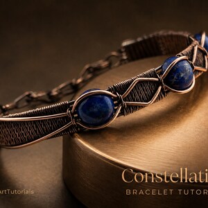 Può includere: Un bracciale in filo metallico intrecciato con tre pietre rotonde di lapislazzuli blu intenso incastonate in filo di rame scuro con motivi tessuti. Il testo "Constellation BRACELET TUTORIAL" e "©WireArtTutorials" è visibile nell'immagine.