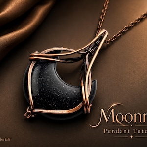 Puede incluir: Un colgante en forma de media luna hecho de piedra azul oscuro brillante envuelta en alambre de cobre, suspendido de una cadena de cobre a juego. El texto "Moonrise Pendant Tutorial" y "WireArtTutorials" es visible en las esquinas.