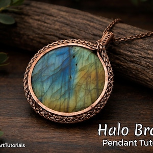 Op de afbeelding: Een handgemaakte hanger met een ronde, iriserende steen in blauwe, groene en gele tinten. De steen is gevat in een koperkleurig, gevlochten metalen frame en hangt aan een bijpassende ketting. De tekst "Halo Braid Pendant Tutorial" is zichtbaar.
