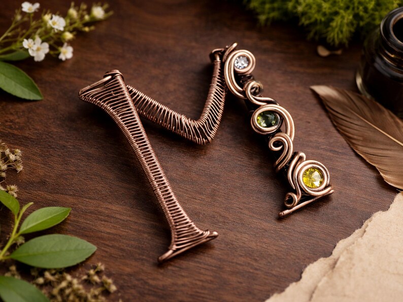 WireArtTutorials Tutorial per realizzare un ciondolo con la lettera M in filo metallico, schema di tessitura, gioielli fai da te, creazione di gioielli in cristallo, tessitura, tutorial di wire art immagine 2