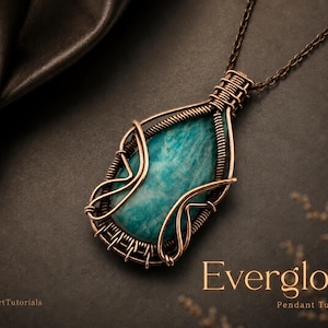 Può includere: Un ciondolo a forma di goccia con una pietra preziosa color ottanio avvolta in un intricato filo di rame, sospeso a una catena di rame abbinata. Il testo Everglow Pendant Tutorial e WireArtTutorials è visibile nell'immagine.