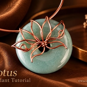 Peut inclure: Un pendentif en pierre vert pâle de forme ronde, entouré de fil de cuivre en forme de fleur de lotus. Le pendentif est fixé à un collier en fil de cuivre fin. Le texte "Lotus Pendant Tutorial" et "WireArtTutorials" est visible.